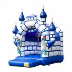 Springkussen Kasteel met ridderthema te huur bij vanBos Barneveld. Dit magische kasteel zorgt voor een fantasierijke speelervaring voor kinderen, perfect voor een ridderfeestje of evenement. Laat de kleintjes zich als echte ridders en prinsessen voelen!