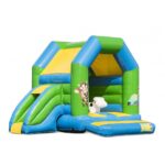 Springkussen Boerderij met Glijbaan te huur bij vanBos Barneveld. Dit leuke en kleurrijke springkussen zorgt voor urenlang plezier op kinderfeestjes of evenementen. Met de glijbaan erbij is het gegarandeerd een hit bij de kinderen