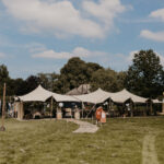 Stretchtent in zandkleur, met afmetingen van 10x20 meter, te huur bij VanBos Barneveld. Deze stijlvolle tent is ideaal voor diverse buiten evenementen zoals bruiloften, feesten, festivals en bedrijfsevenementen. De flexibele en moderne vorm van de stretchtent biedt bescherming tegen verschillende weersomstandigheden en past zich moeiteloos aan diverse terreinen aan. De zandkleur zorgt voor een elegante, natuurlijke uitstraling, die een warme en sfeervolle ambiance creëert voor elk soort evenement. De tent biedt voldoende ruimte voor een gezellige en comfortabele ervaring met grote groepen.