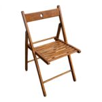 Vintage klapstoel van hout huren bij vanBos Barneveld – Voeg een stijlvolle, retro touch toe aan je evenement of feest. Deze houten klapstoelen zijn niet alleen praktisch, maar ook een sfeervolle toevoeging aan elke gelegenheid.