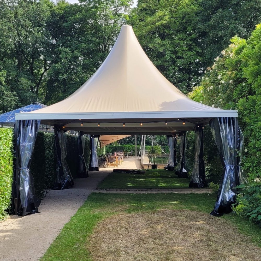 Beige pagodetent van 5×5 meter met hoog puntdak en vier zijwanden, met sterk aluminium frame en PVC doek, geschikt voor feestelijke, particuliere of zakelijke buitengelegenheden.