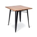 Metalen terrastafel met hout te huur bij vanBos Barneveld. Deze robuuste en stijlvolle tafel combineert het industriële metalen frame met een warme houten blad, perfect voor terrassen, buitenfeesten of horecagelegenheden
