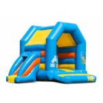 Springkussen met thema Zee en glijbaan te huur bij vanBos Barneveld. Dit kleurrijke en avontuurlijke springkussen brengt het zee-thema tot leven met een glijbaan voor extra waterpret! Perfect voor een zomers feestje of een maritiem evenement.