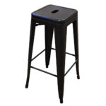 Stapelbare zwarte barkrukken van metaal, ideaal voor zowel binnen- als buitengebruik. Eenvoudig op te bergen en perfect voor uw bar, keuken of evenement. Te huur bij vanBos Barneveld
