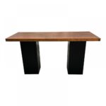 Uitgifte tafel met zwarte zuilen te huur bij vanBos Barneveld. Deze stijlvolle en functionele tafel biedt een perfecte oplossing voor het uitgeven van drankjes, voedsel of informatie op evenementen. Ideaal voor een professionele uitstraling bij beurzen, recepties of grote bijeenkomste