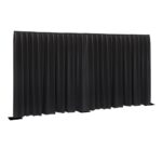 Wentex Pipe and Drape systeem met zwarte stoffen panelen, te gebruiken voor het creëren van afscheidingen in evenementenruimtes of tenten