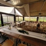 Zandkleurige aluhal tent huren met doorzichtige zijkanten voor bruiloft, huwelijk of bedrijfsfeest vanbos tenten