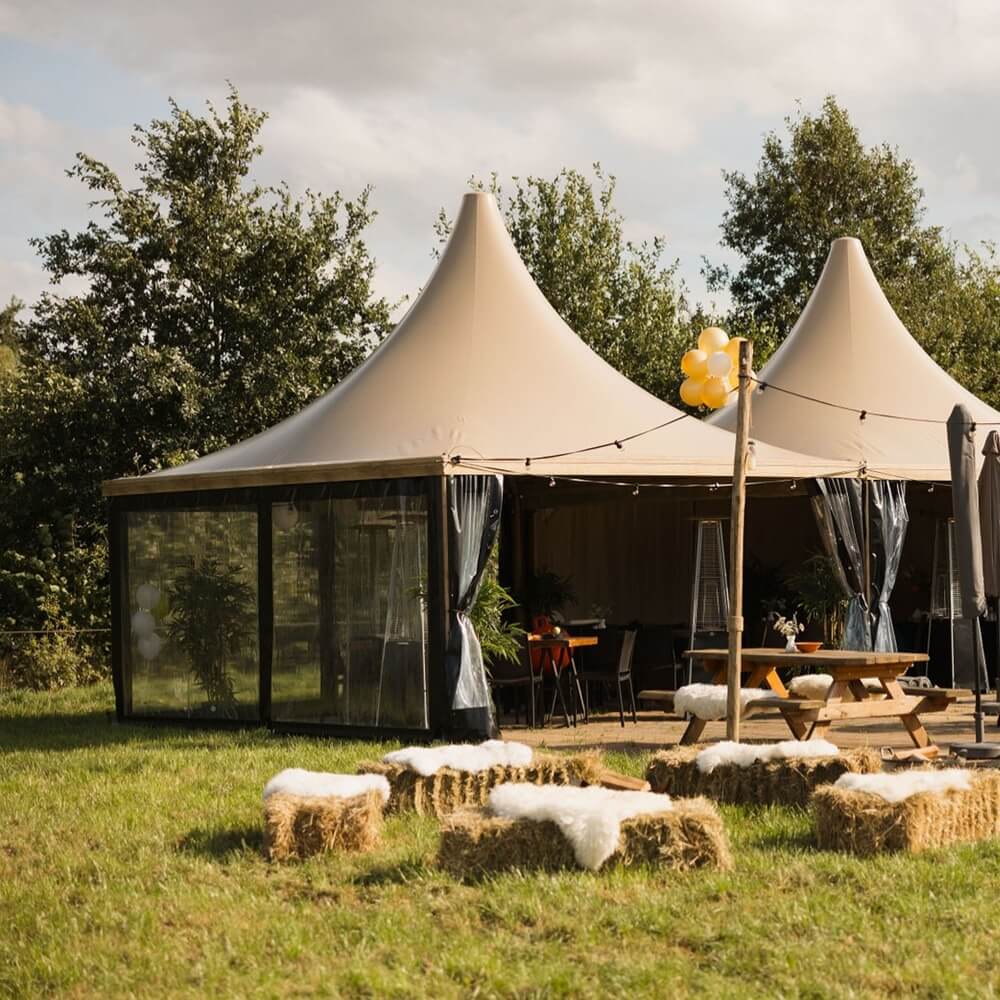Beige pagodetent van 5×5 meter met hoog puntdak en vier zijwanden, met sterk aluminium frame en PVC doek, geschikt voor feestelijke, particuliere of zakelijke buitengelegenheden.