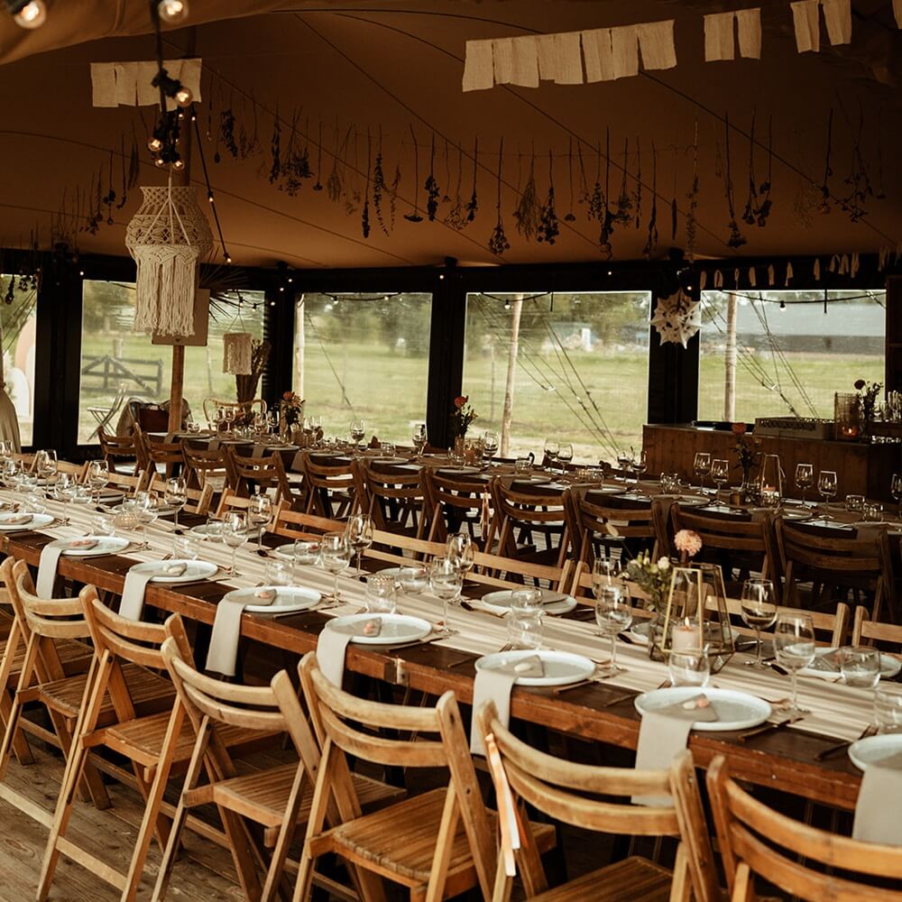 Een stretchtent zijwand met zwart PVC kader en transparant folie aan de zijkant van een evenementen stretchtent