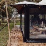 Een stretchtent zijwand met zwart PVC kader en transparant folie aan de zijkant van een evenementen stretchtent
