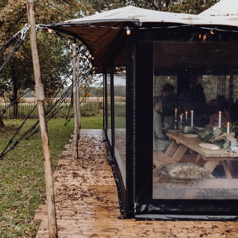 Een stretchtent zijwand met zwart PVC kader en transparant folie aan de zijkant van een evenementen stretchtent