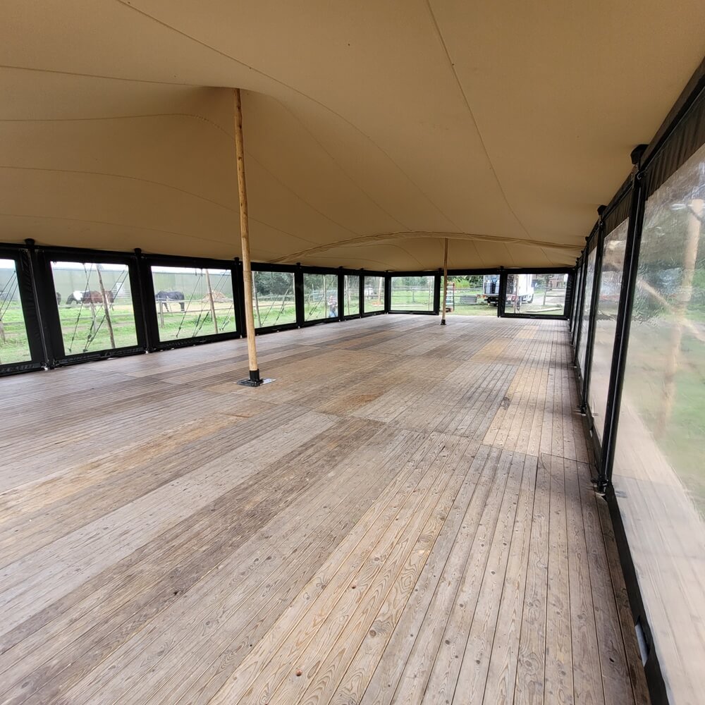 Een stretchtent zijwand met zwart PVC kader en transparant folie aan de zijkant van een evenementen stretchtent