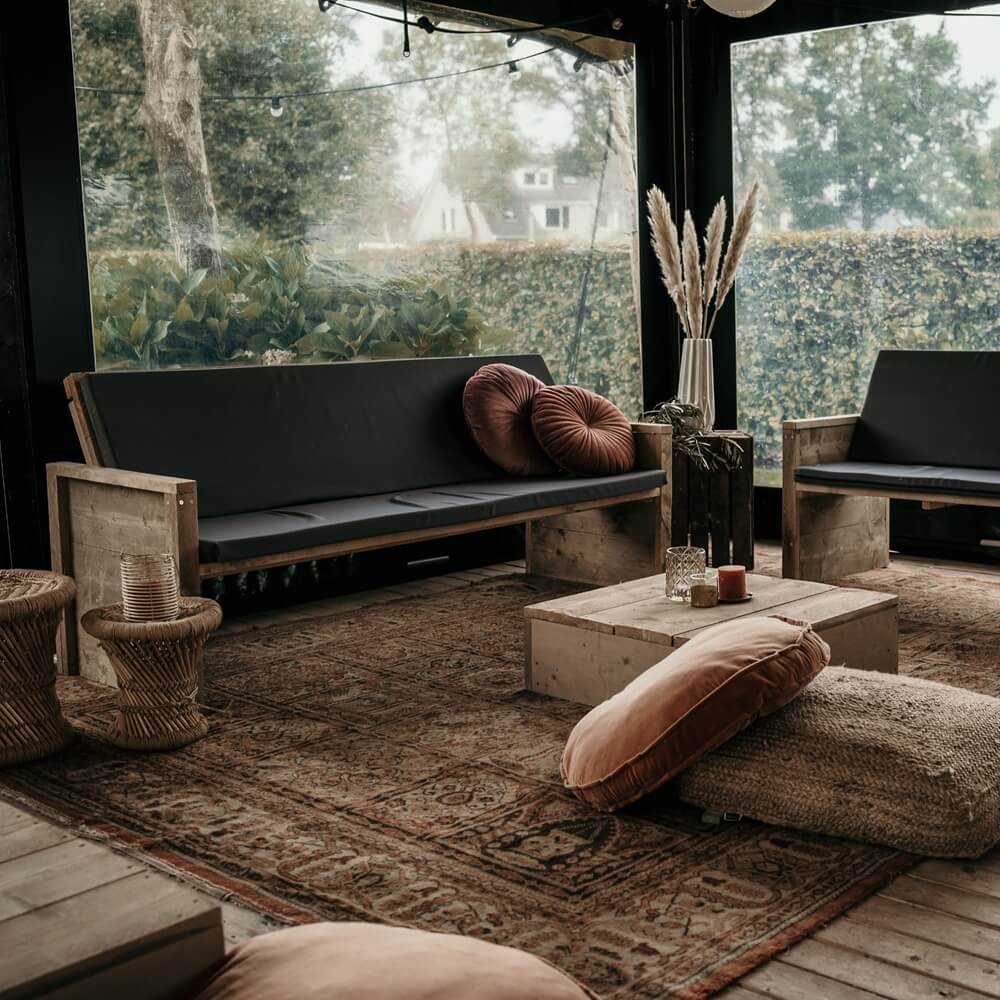 Een stretchtent zijwand met zwart PVC kader en transparant folie aan de zijkant van een evenementen stretchtent