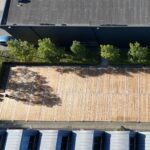 Gestelde Zwaarlastvloer tentvloer 2,5x5 m met houten planken inleg, robuuste waterpast geplaatste tentvloer te huur bij vanBos tenten.