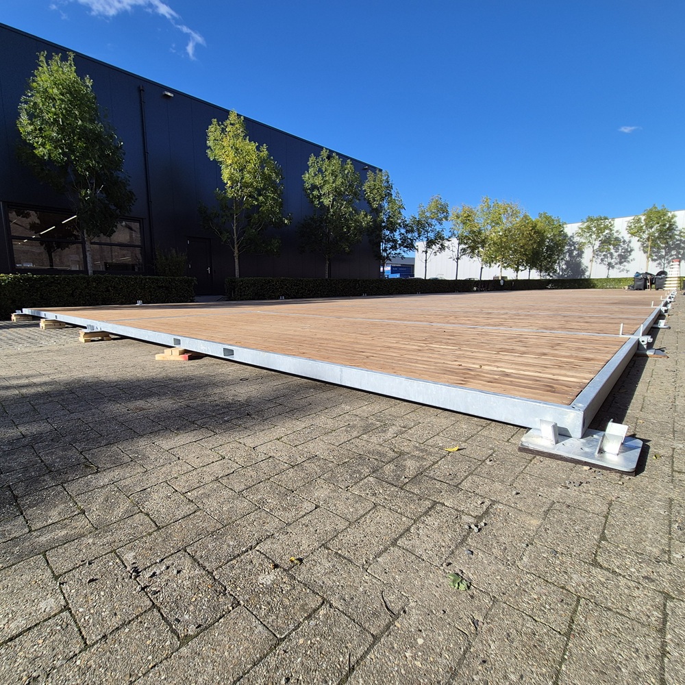 Zwaarlastvloer 2,5x5 m met houten planken inleg, robuuste waterpast gestelde tentvloer te huur bij vanBos.
